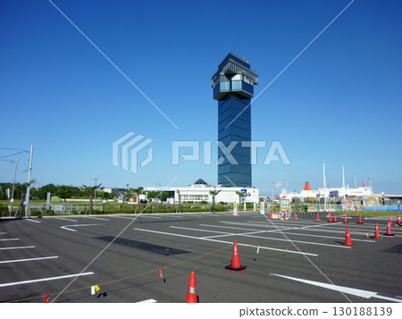 茨城縣東茨城郡大洗町中心港，夏日藍天下巍峨的大洗海洋塔 130188139