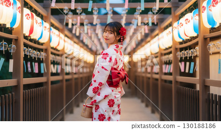 身著浴衣的日本女性享受夏日祭｜風鈴和燈籠裝飾的夢幻夏日場景 130188186