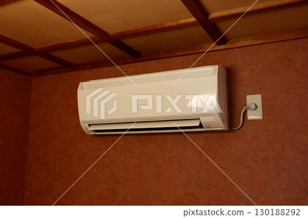 安裝在老房子牆壁上的空調 安裝在老房子牆壁上的空調 130188292
