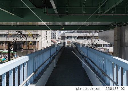 廢棄人行天橋的風景 廢棄人行天橋的風景 130188402