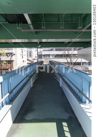 廢棄人行天橋的風景 廢棄人行天橋的風景 130188403