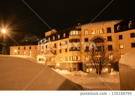 冬季燈火通明的度假飯店圖片 130188795