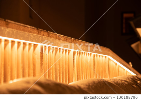 冬季燈火通明的度假飯店圖片 130188796