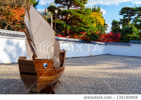 Scenery of a boat in a rock garden at Manpukuji Temple 130188908
