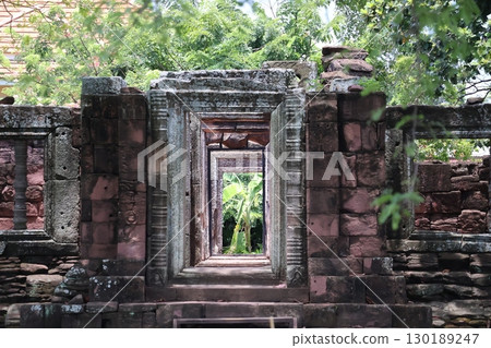 泰國披邁遺址被綠色植物環繞的風景 泰國披邁遺址被綠色植物環繞的風景 130189247