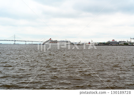 客輪「飛鳥二號」從橫濱大棧橋碼頭出發，開啟新的航程，「飛鳥三號」為其送行。 130189728