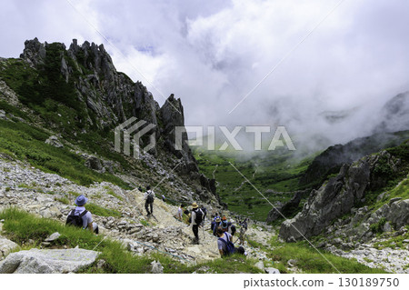 可眺望千疊敷冰斗與壯麗山景的健行路線 130189750