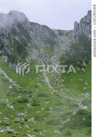 夏季的千疊敷冰斗，綠意盎然，雲霧繚繞的山景 130190168