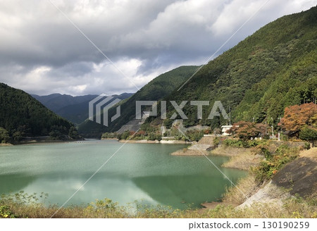 翠綠的湖水和群山環繞的秋日美景 翠綠的湖水和群山環繞的秋日美景 130190259