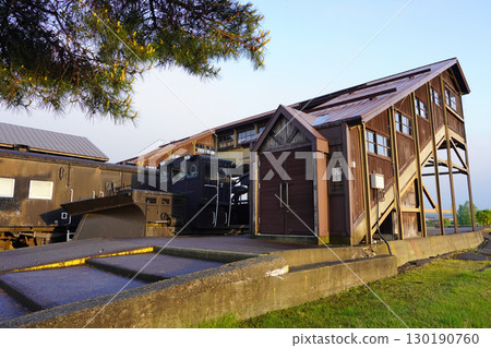 在Nakamibetsu車站，立交橋和存儲車輛的踪跡。 130190760