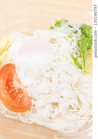 夏日的味道：便利商店美味的素麵配上一顆煮熟的雞蛋 130190797