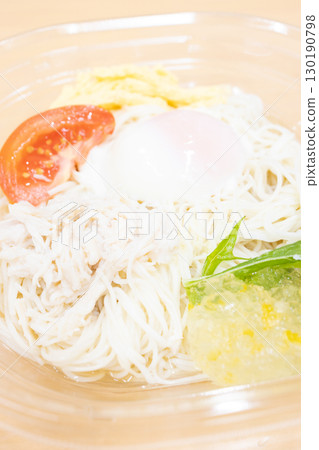 夏日的味道:便利商店美味的素麵配上一顆煮熟的雞蛋 夏日的味道:便利商店美味的素麵配上一顆煮熟的雞蛋 130190798