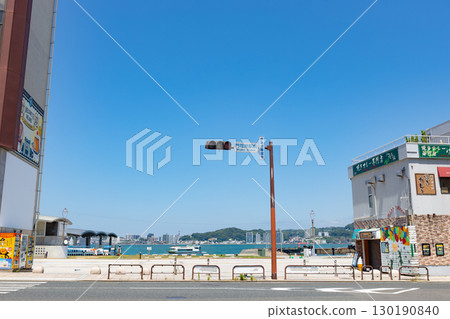 福岡縣北九州市門司區門司港前十字路口的交通號誌。沒有電線的景象。 130190840