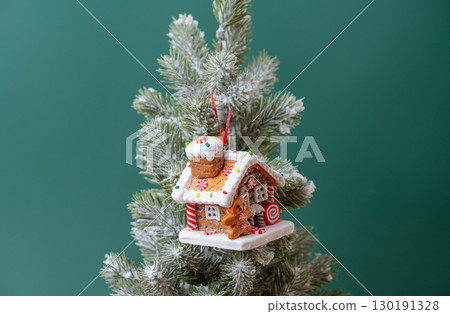 gingerbread house 130191328