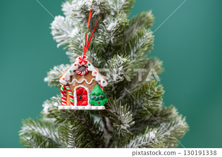 gingerbread house gingerbread house 130191338