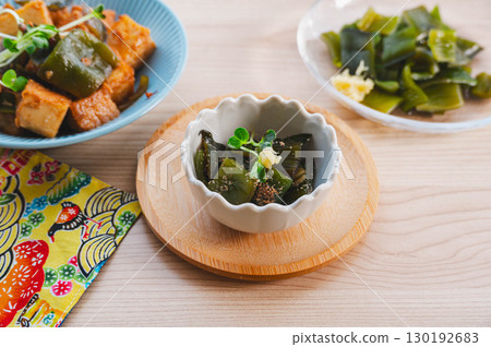 Wakame stems dressed with sesame 130192683