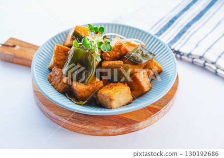 Braised deep-fried tofu and wakame seaweed stems 130192686
