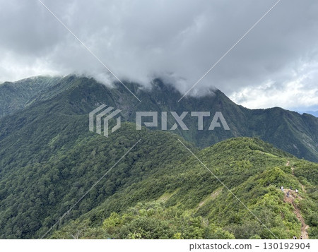 從天神山脊眺望的夏季谷川岳登山步道_谷川岳 130192904