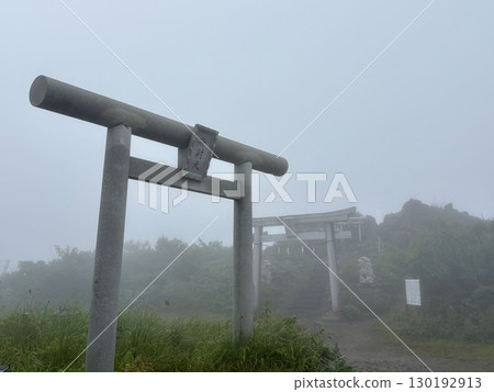 The Tanigawadake hiking trail seen from the Tanigawadake Tenjin Ridge in summer_The torii gate at Tanigawadake Tenjin Pass 130192913