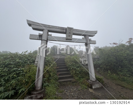 The Tanigawadake hiking trail seen from the Tanigawadake Tenjin Ridge in summer_The torii gate at Tanigawadake Tenjin Pass 130192914