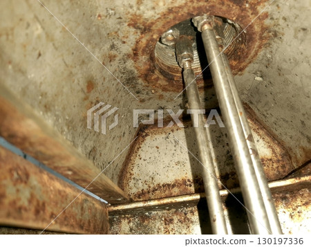 Level Electrodes Positioned Inside the Vessel Lid for Accurate Measurement 130197336