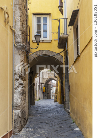 Narrow alley with arches connecting buildings in Benevento, Italy 130198051
