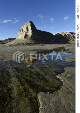 Coastal landscape with cliffs in Peninsula Valdes, World Heritage Site, Patagonia Argentina 130198378