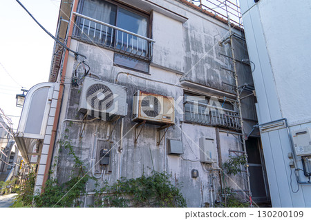 熱海市的一棟老建築,牆上安裝著一台空調室外機 熱海市的一棟老建築,牆上安裝著一台空調室外機 130200109