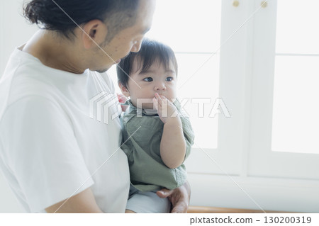 擁抱孩子的父親 130200319