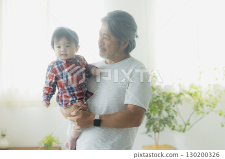 爺爺抱著孫子 130200326