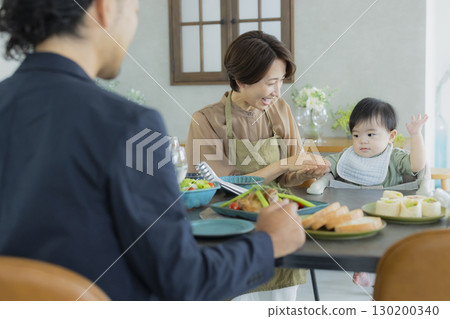 有趣的家庭用餐圖像 130200340
