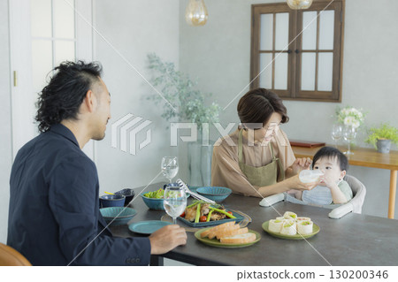 有趣的家庭用餐圖像 有趣的家庭用餐圖像 130200346