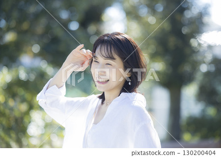 走在公園的中年婦女 130200404