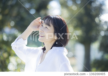 走在公園的中年婦女 130200405