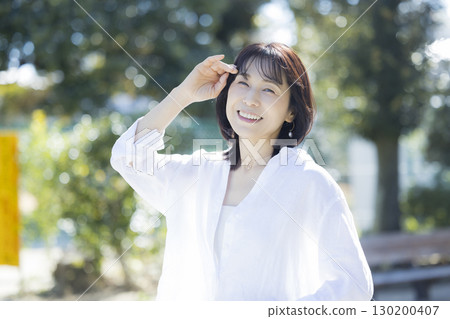 走在公園的中年婦女 走在公園的中年婦女 130200407