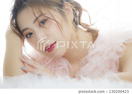 穿著粉紅色薄紗洋裝的女人 130200423