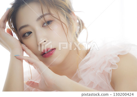 穿著粉紅色薄紗洋裝的女人 穿著粉紅色薄紗洋裝的女人 130200424