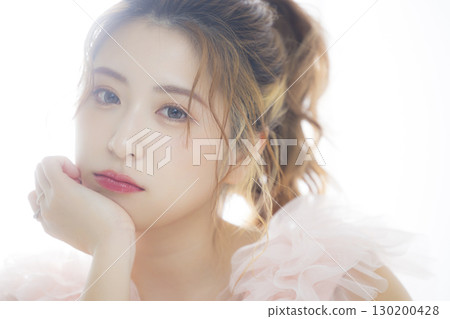 穿著粉紅色薄紗洋裝的女人 穿著粉紅色薄紗洋裝的女人 130200428