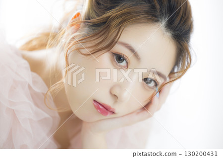 穿著粉紅色薄紗洋裝的女人 130200431