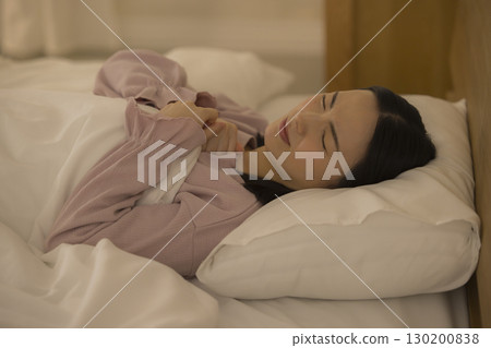 一個女人坐在床上 130200838