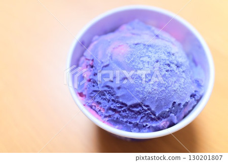 一杯紫色冰淇淋的甜點的特寫鏡頭 130201807