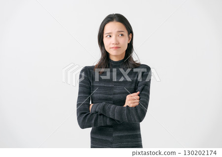 雙臂交叉的年輕女子 130202174