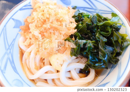 烏龍麵配裙帶菜和天婦羅碎 烏龍麵配裙帶菜和天婦羅碎 130202323