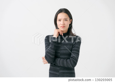 雙臂交叉的年輕女子 雙臂交叉的年輕女子 130203005