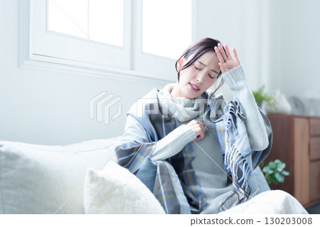 女人頭痛感覺不舒服 女人頭痛感覺不舒服 130203008