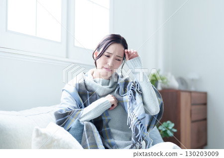 女人頭痛感覺不舒服 女人頭痛感覺不舒服 130203009