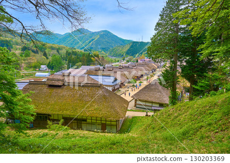 福島縣南會津郡下鄉町的新鮮綠意。大內宿的茅草屋頂和遠處的山脈。 130203369