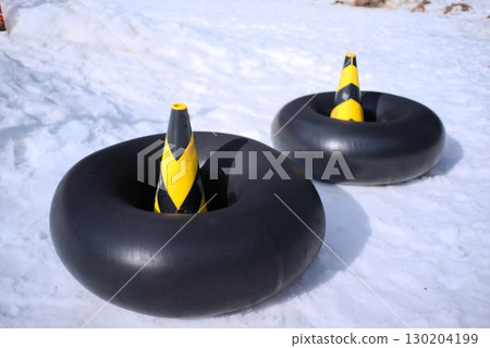 用於阻止雪地上的交通錐的輪胎 130204199