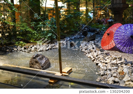 日本花園的雨景和色彩繽紛的日本雨傘 130204200