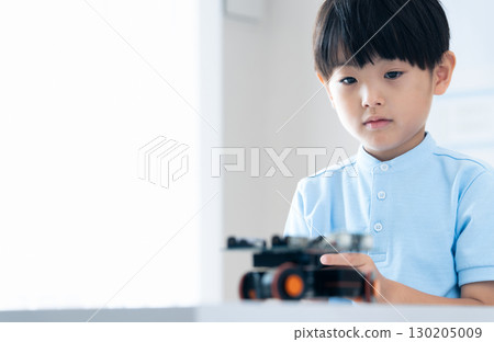 男孩玩機器人 130205009